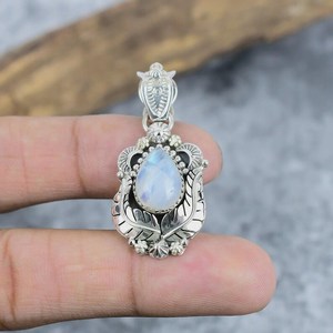 จี้มูนสโตนธรรมชาติ เงินแท้ 925 พลอยสีรุ้ง งานแฮนด์เมด ของขวัญสุดหรูสำหรับเธอ - Product Image 1