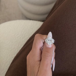 Anillo de Compromiso de Diamante Cultivado en Laboratorio de Corte Ovalado de 5 Quilates, Tres Piedras, Diamantes Laterales de Media Luna, Anillo de Oro de 18K, Elegante Anillo Ovalado - Product Image 1