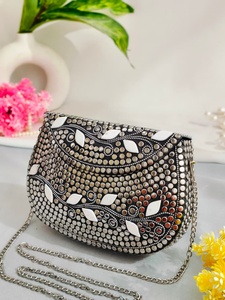 Pochette de luxe en nacre naturelle avec chaîne métallique amovible et finition artisanale élégante - Product Image 3