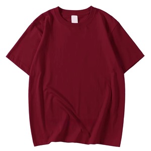 เสื้อยืดคอกลมแขนสั้นผู้ชาย สีแดง ทรงปกติ ผ้าเจอร์ซีย์คอตตอน 100% สีพื้น โลโก้ด้านหน้า ระบายอากาศได้ดี แบบถัก - Product Image 2