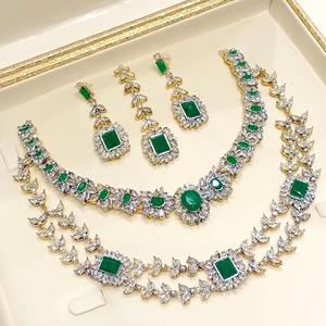 Sofisticado collar de cadena de oro minimalista afgano con colgante de halo de piedra blanca redonda y cristal verde esmeralda. - Product Image 2