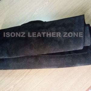 Cuero vacuno serraje ISONZ Jet Black Hard Temper, 1.6-1.8mm, resistente al agua y a la abrasión, para calzado de motocicleta, bolsos y cinturones. - Product Image 3