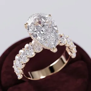 Anillo de Boda de Oro Amarillo de 18k con Diamante Cultivado en Laboratorio Certificado por IGI, Corte Pera de 7.00 Ct - Product Image 1