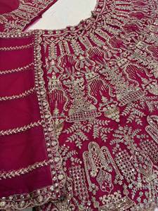 ชุดเลเฮนกาโชลีปักลายสีมารูนสำหรับเจ้าสาว พร้อมผ้าคลุมไหล่เน็ต – งานปักดิ้นทองและเลื่อมอย่างประณีต ชุดแต่งงานดีไซเนอร์สำหรับผู้หญิง - Product Image 4