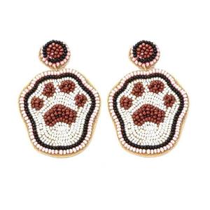 Boucles d'oreilles artisanales à motif de patte perlée, bijoux fantaisie sur le thème animalier, confectionnées avec du fil de coton, broderie au point de croix et travail d'aiguille - Product Image 1