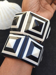 Élégant Géométrique Noir Blanc Résine Bracelet Bracelet Chunky Acrylique Poignet Manchette À La Main Bijoux De Mode pour les Femmes Modernes - Product Image 3