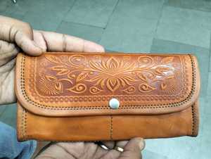 Cartera y Bolso de Mano de Cuero Genuino Tallado a Mano con Diseño Floral en Relieve, Cierre Abierto y Detalle de Botón - Product Image 2