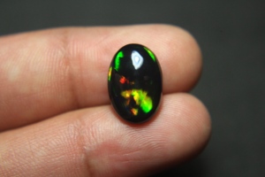 Ópalo Negro Gema Preciosa Natural Etíope de 15*10*5mm, Corte Ovalado, Cabujón de 3.80 Quilates con Fuego Multicolor, Piedra Suelta - Product Image 3