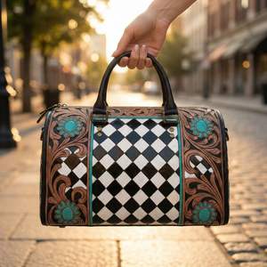 Bolsa de Viaje Deportiva de Fin de Semana, Mini Bolsa de Lona de Cuero Genuino 100% Hecha a Mano con Grabado Floral, de Calidad Premium y Lujo - Product Image 1