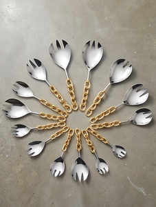Cucharas de servir de acero inoxidable con mangos de cadena chapados en oro, acabado espejo, diseño moderno para uso en fiestas. - Product Image 6