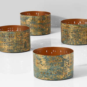 Porte-bougies en métal haut de gamme, conçus pour des intérieurs raffinés, alliant finitions métalliques lisses et une lumière sereine. - Product Image 2