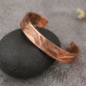 Pulsera de Cobre Texturizada Premium con Diseño Botánico y Brazalete Abierto, Joyería Minimalista, Creaciones Antiguas Hechas a Mano, Tamaño Personalizable, Logotipo, Regalo - Product Image 2