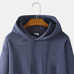 Vêtements pour hommes, sweats à capuche bleus style streetwear avec impression de logo personnalisé, coupe ample et confortable en molleton de coton. - Product Image 4