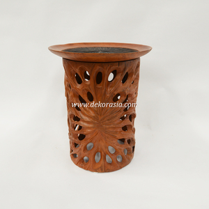 Table d'appoint en teck artisanal avec sculpture unique pour salon, chambre et décoration intérieure - Product Image 4