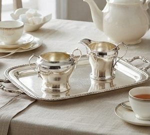 Ensemble crémier et sucrier vintage en acier inoxydable avec finition brillante et design de forme irrégulière pour une utilisation élégante à la table - Product Image 6