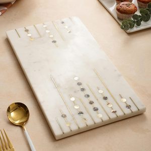 Plateau décoratif en marbre blanc de qualité supérieure avec incrustations en laiton, plateau de service de luxe pour la cuisine, plateau de présentation portable multifonctionnel pour - Product Image 3