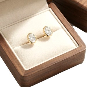 ต่างหูเพชรทรงรีสุดหรู ฝังแบบ Bezel Set ทองคำแท้ 10K 14K 18K ได้รับการรับรองจาก IGI ต่างหูแบบ Solitaire ดีไซน์ทันสมัย - Product Image 6