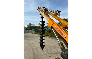 Herramienta de perforación y montaje de postes con estabilizador frontal y sistema hidráulico para tractor Mahindra - Product Image 5