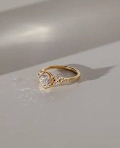 Anillo de Compromiso de Oro Amarillo de 18K para Mujer, con Diamante Redondo Cultivado en Laboratorio, 6 Garras, Solitario con Piedras de Acento, Certificado IGI, Claridad VVS2 - Product Image 2