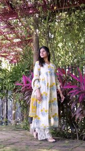 ชุดสัลวาร์ดีไซน์เนอร์อินเดีย-ปากีสถาน ยี่ห้อมาสลิน พร้อมงานปักดิ้นหลากสี  พร้อมเสื้อคุर्ติสีขาว เหมาะสำหรับงานปาร์ตี้ งานแต่งงาน หรือใส่ลำลอง ชุดสัลวาร์บูติก - Product Image 2