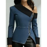 Veste en jean asymétrique avant-gardiste pour femme avec col à revers contrastant à une épaule et fermeture éclair diagonale apparente