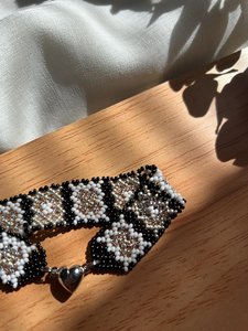 Collar geométrico de arte moderno con cuentas, perlas de imitación e incrustaciones de diamantes de imitación para joyería étnica de moda femenina de UO INDIA - Product Image 6