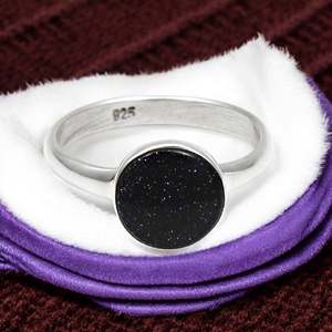 Bague en argent sterling 925 avec pierre naturelle de pierrelle bleue taille ronde, sertie clos, style minimaliste, bijoux bohèmes - Product Image 1