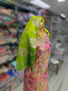 Dirac Fransawi rose à perles avec broderie florale dorée et châle vert lime |   Vêtements somaliens de luxe - Product Image 2