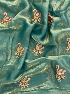 Sari en soie satinée de qualité supérieure – Broderie Jari de créateur avec motif cygne et bordure à passepoil - Product Image 3