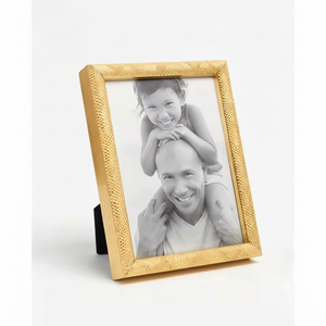 Cadre photo en métal et verre décoratif artistique, présentoir élégant pour photos, accent d'intérieur - Product Image 1