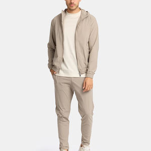 Conjunto cortavientos para hombre diseñado para un rendimiento ligero y fluido durante actividades físicas regulares. - Product Image 6