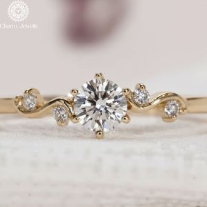 Bague de fiançailles classique pour femme en or massif 18 carats avec trois pierres de moissanite taille coussin et sertissage à griffes Charm Jewells - Product Image 6