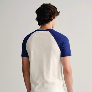 เสื้อยืดแขนราแกลนผู้ชาย ทรงปกติ คอกลม ผ้าคอตตอนเจอร์ซีย์ สีพื้น แต่งขอบตัดกัน สไตล์ลำลอง สีน้ำเงินขาว - Product Image 4