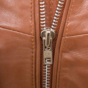 Chaqueta de Cuero para Hombre con Acabado Liso, Impermeable y Transpirable, Logotipo Frontal, Uso Diario Informal, Ajuste Cómodo, Estilo Urbano - Product Image 3