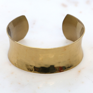 Bracelet manchette en laiton martelé fait main - Jonc ajustable doré - Bijou minimaliste tendance, cadeau pour elle - Product Image 6