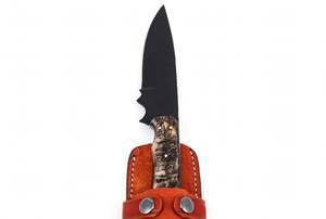 Cuchillo de exterior hecho a mano con revestimiento negro, mango de madera estabilizada y funda de cuero. - Product Image 3