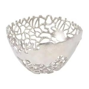 Bol de service de style moderne en acier inoxydable poli, rond et profond, avec poignée florale dorée, pour desserts et sauces - Product Image 3