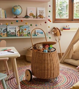 Panier de rangement roulant en rotin naturel tressé avec roues en bois et poignée pour l'organisation de la chambre d'enfant et de la crèche, fabriqué au Vietnam - Product Image 6