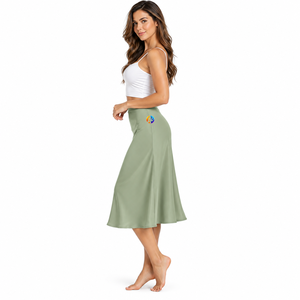 Profitez d'un look contemporain et épuré avec la jupe midi pour femme, conçue avec une longueur équilibrée et un tissu lisse pour un style saisonnier facile. - Product Image 2