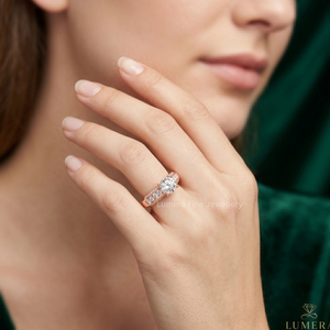 Bague de fiançailles en diamant cultivé en laboratoire certifié IGI, or rose 14 carats, coupe ronde, solitaire avec diamants sertis en canal sur les côtés - Product Image 6