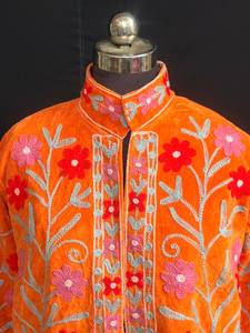 Chaqueta corta de terciopelo naranja de lujo con hermoso bordado floral Suzani, abrigo bohemio, prenda exterior llamativa para el invierno para mujer. - Product Image 3
