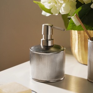 Distributeur de savon liquide mural moderne en acier inoxydable, design métallique élégant - Product Image 6