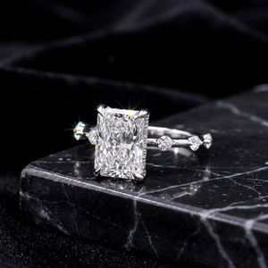 Anillo de Compromiso de Lujo en Oro Blanco de 14K con Diamante Natural de Corte Radiante, Piedras Laterales de Diamante Blanco Color D, Diamantes Rellenos para Mujer - Product Image 3