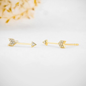 ต่างหูเพชรทรงลูกศรทองคำแท้ 14K เพชรเพาะเลี้ยงในห้องปฏิบัติการ ดีไซน์เรียบหรูแบบมินิมอลสำหรับผู้หญิง - ของขวัญสำหรับงานแต่งงาน งานครบรอบ - Product Image 1
