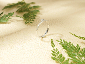 Bague en or blanc 14 carats avec nœud papillon et diamants cultivés en laboratoire sertis pavé - Product Image 3