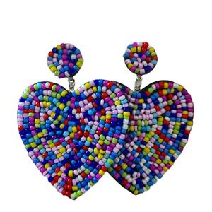 Multicolore élégant avec de belles boucles d'oreilles coeur mignon avec un design de broderie perlée à la main pour les femmes élégantes à la mode - Product Image 2