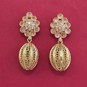 Exportateur de bijoux fantaisie en Inde, boucles d'oreilles classiques antiques avec placage or 233110 - Product Image 5
