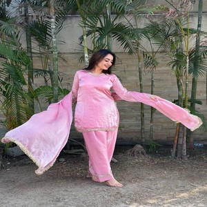 Conjunto de Kurta de Seda Satinada VASTRA COTTAGE con Salwar y Dupatta, Adorno de Espejo, Moti, Encaje y Zari, para Fiestas, Bodas y Eventos Étnicos - Product Image 2