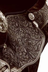 Selle de barrel racing en cuir premium, personnalisable, pour le travail à la ferme et la randonnée équestre, équipement professionnel de qualité export. - Product Image 6