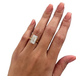 Bague de fiançailles moderne avec diamant de laboratoire taille baguette de 2 carats et sertissage cathédrale - Product Image 2